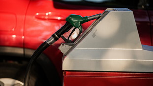 Carburanti, i prezzi alla pompa continuano a salire. Oltre 2 euro al litro