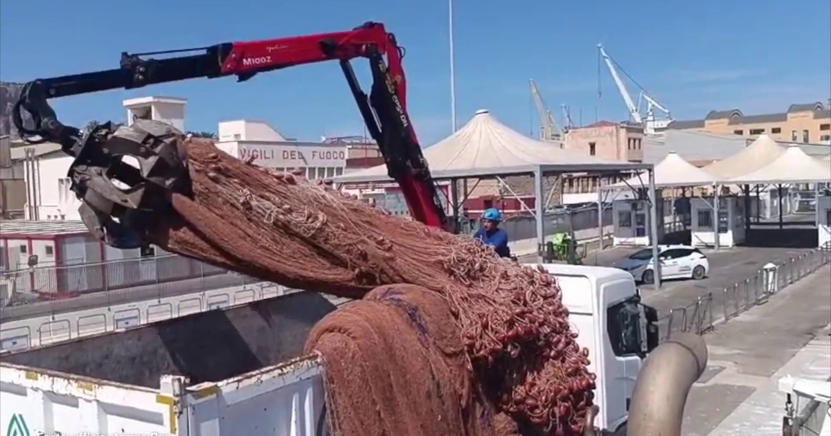 Recuperata "rete fantasma" di 4 tonnellate nelle acque del Tirreno meridionale