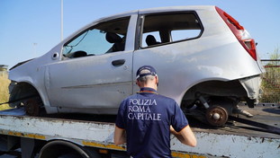 Auto e moto defunte, a Roma rimosse 200 al mese