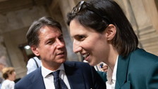 Conte fa l'anti woke e scavalca Schlein a destra (e a sinistra sul pacifismo)