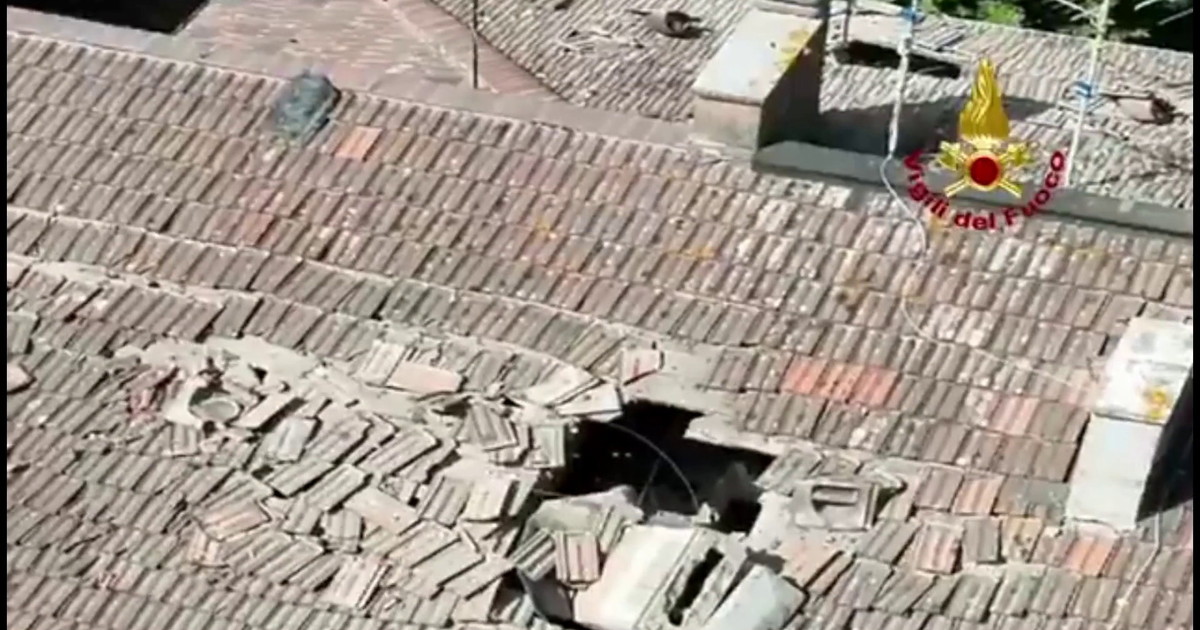Esplosione in una palazzina di Perugia, due feriti gravi: le immagini