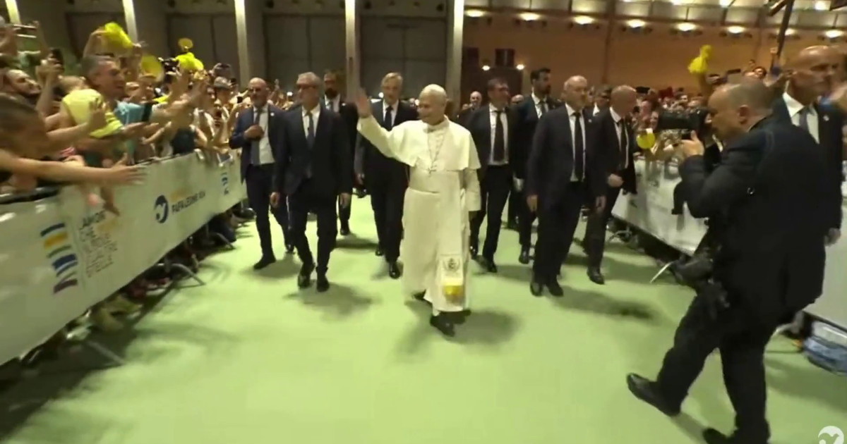 Il popolo del Meeting di Rimini accoglie Papa Leone XIV