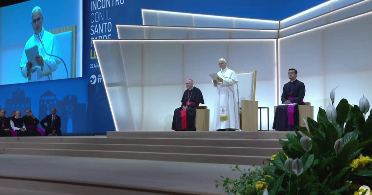 Papa al Meeting "Prima di confini e istituzioni ci sono sempre le persone"