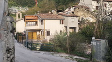 Amatrice, la speranza tramontata: Viviamo ancora negli alloggi temporanei