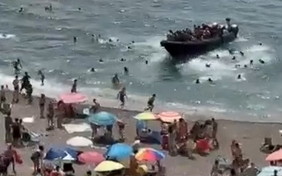Spagna, stupore in vacanza: barca di migranti approda in un resort