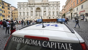 Roma, lotta alle truffe. Stretta della Polizia sul "gioco" delle tre campanelle