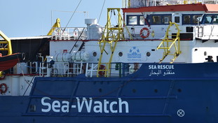 Stop alla Sea-Watch, violazione in acque internazionali. E la Ong "conferma" tutto
