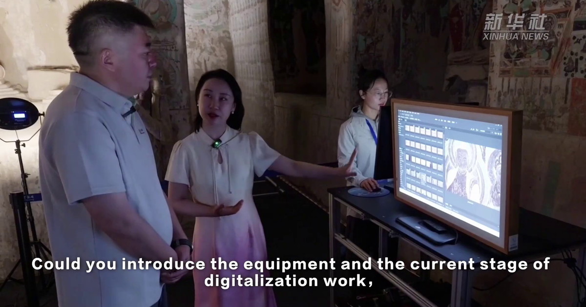 Cina, restauratori al lavoro per preservare nel tempo le grotte di Mogao