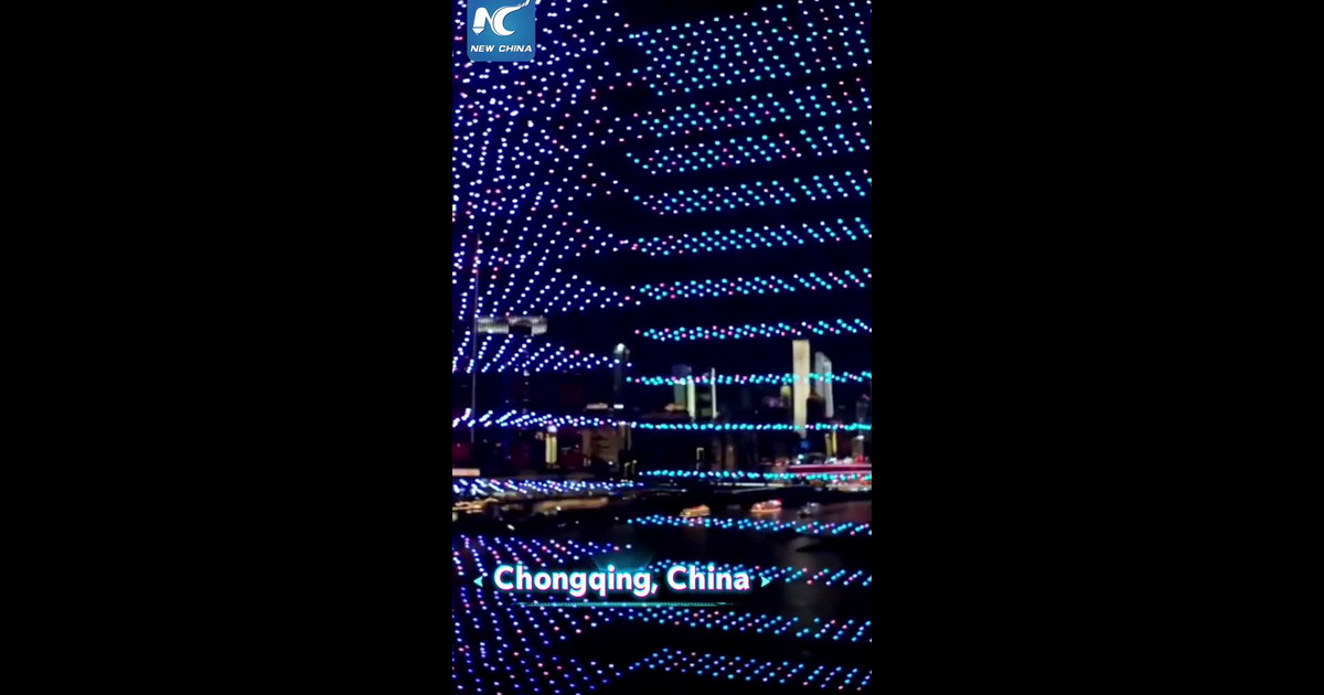 Cina, 5.000 droni illuminano il cielo di Chongqing