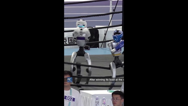 Cina, un robot umanoide festeggia la vittoria 'mettendosi in posa'