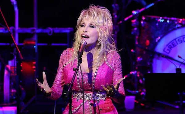 Lutto nella musica, morta a 80 anni la cantante country Dolly Parton