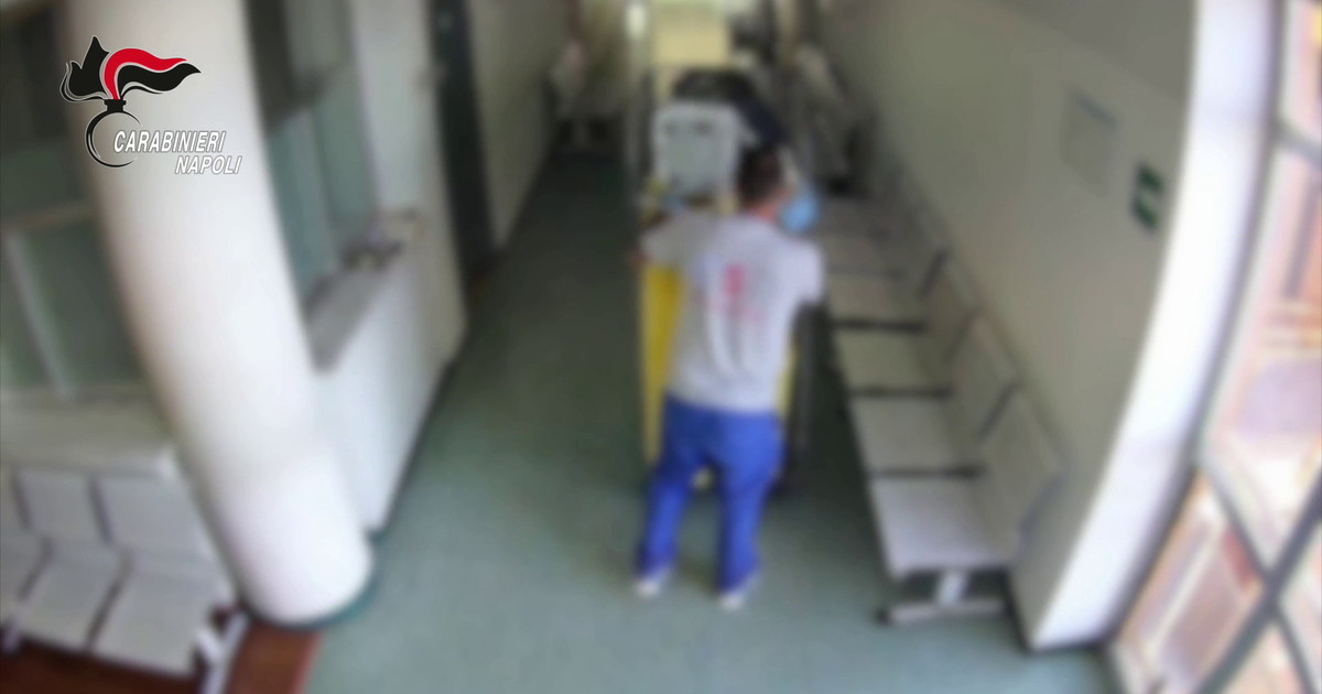 Ruba un condizionatore all'Istituto Tumori di Napoli: le immagini