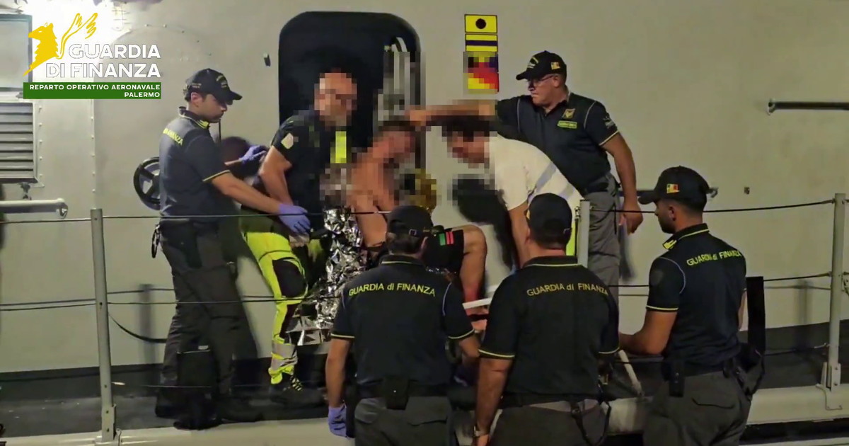 Barca distrutta da un incendio al largo di Marsala, un uomo tratto in salvo