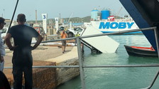 Furgone finisce in mare, apprensione e ritardi al porto di Piombino