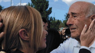 Fango sulla foto di Meloni con l'anziano di Amatrice. Il figlio svela la verit&agrave;