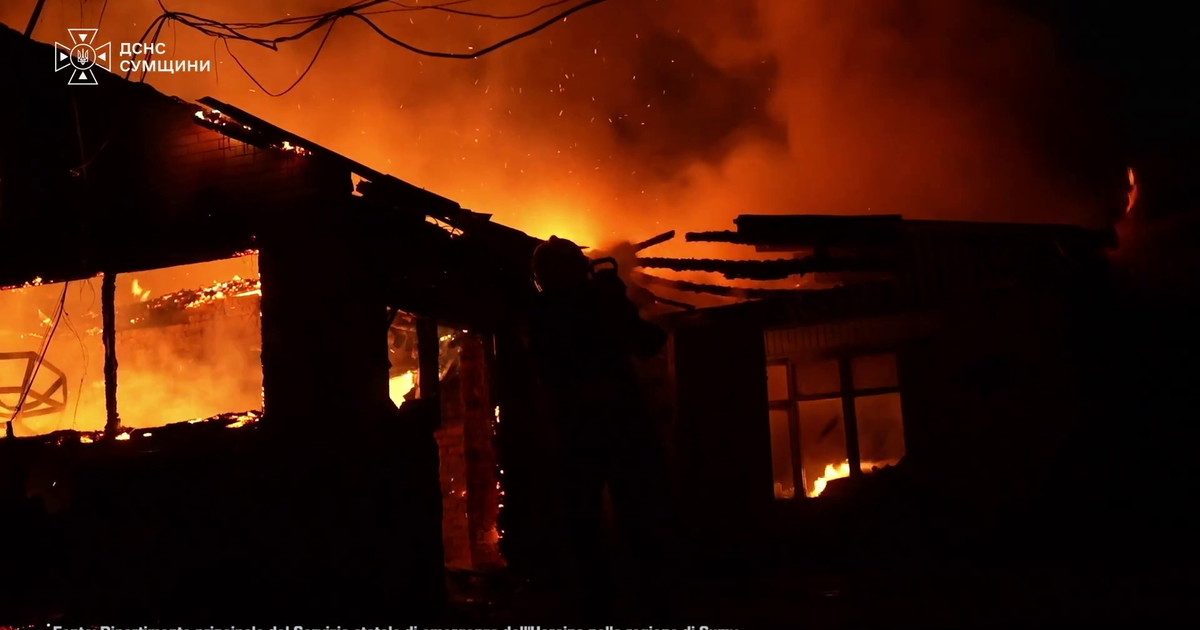 Ucraina, le immagini degli incendi dopo un attacco russo nella città di Sumy