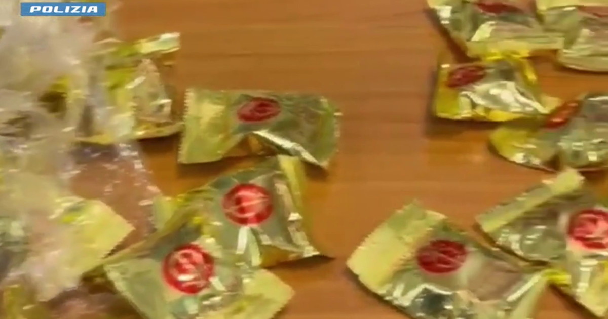 Nascondeva 5 Kg di Cocaina nei biscotti della fortuna, arrestata a Fiumicino
