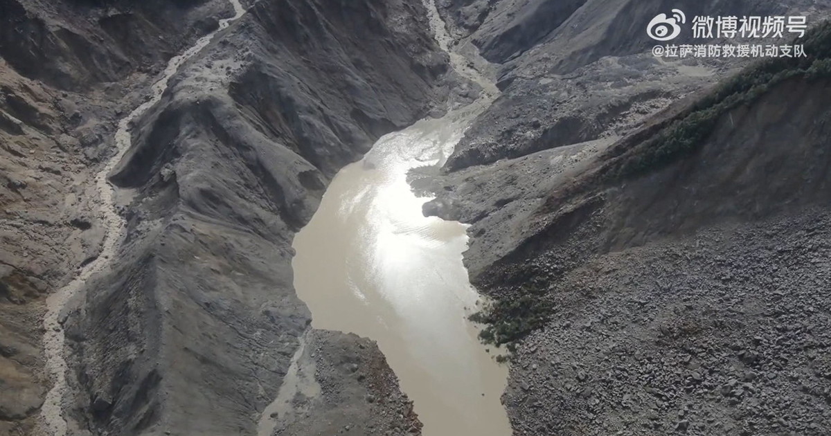 Disastro in Nepal, la seconda catastrofe incombe: il lago rischia di travolgere tutto
