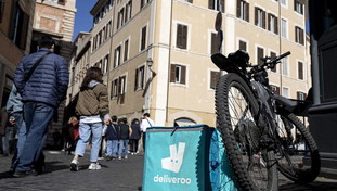 Svolta Deliveroo dopo le indagini: stipendi più alti e stop ai turni massacrati per i rider
