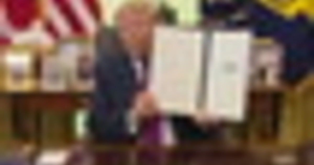 Trump firma il decreto per rinominare il Lago Ontario "Lake America"