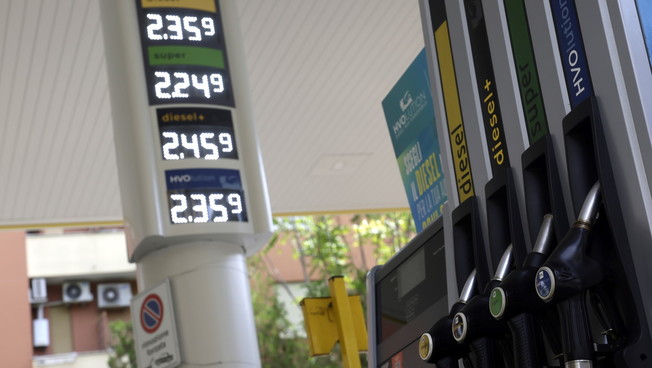 Caro carburanti, il governo studia un bonus fino a 200 euro e aiuti fiscali
