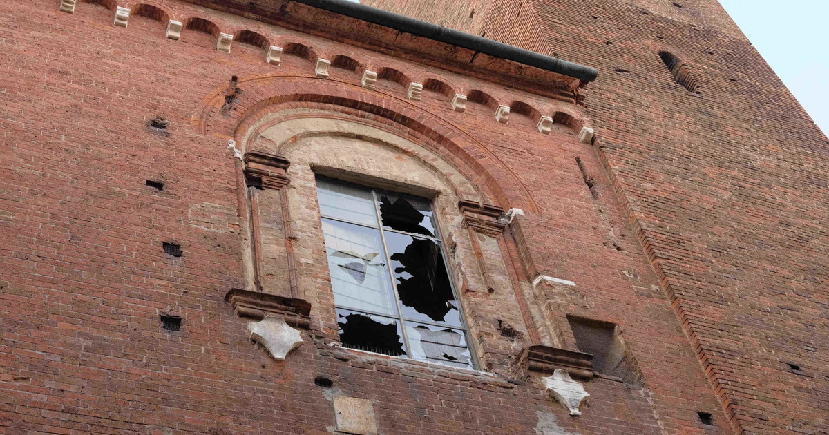 nubifragio con grandinata choc tetti divelti e alberi abbattuti danni al duomo guarda da Iltempo.it nubifragio con grandinata choc tetti divelti e alberi abbattuti danni al duomo guarda