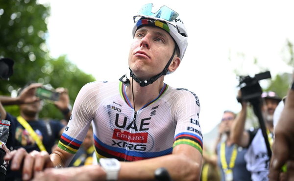 Pogacar cade e si ritira dalla Vuelta, sprint di Coquard e Mas in maglia rossa