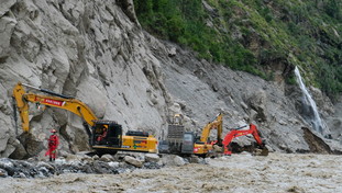 Corsa contro il tempo in Nepal: oltre 900 operai dispersi, si scava nelle gallerie sommerse