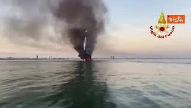 Yacht affonda a Jesolo dopo un incendio, evacuate 10 persone, intervento dei Vigili del Fuoco