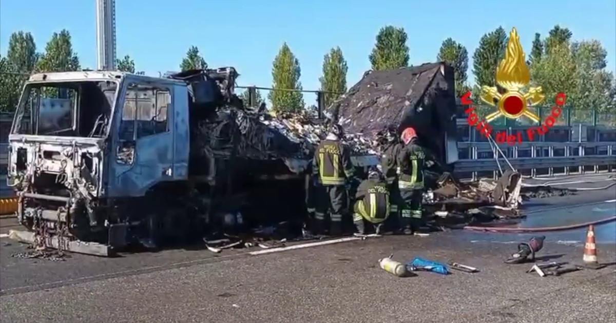 Milano, camion in fiamme su Tangenziale Ovest. Intervengono i vigili del fuoco