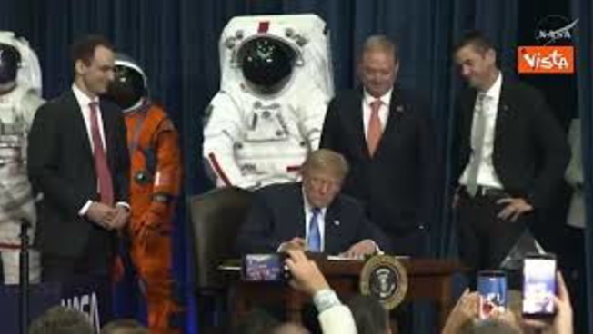 Trump firma ordine esecutivo a Houston per creare US Space Academy