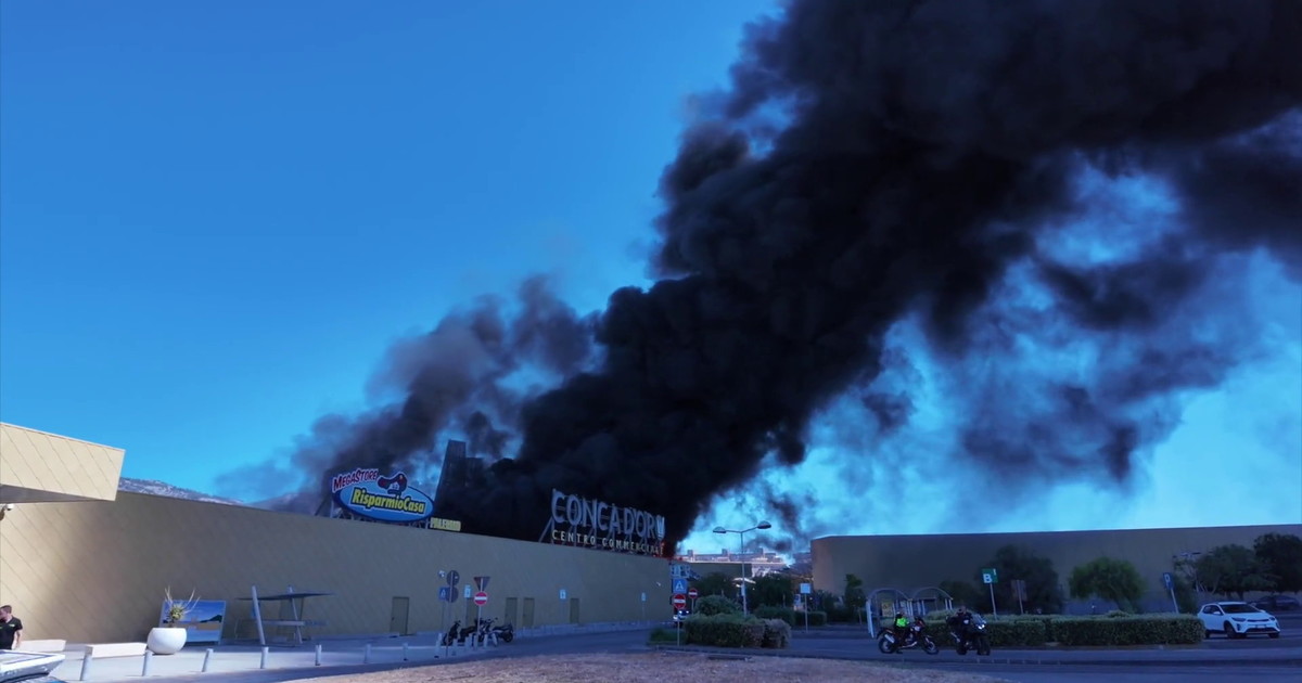 Incendio al centro commerciale Conca d'Oro di Palermo