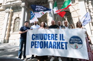 Torino, violenta una 13enne nel minimarket. Il Gip lo scarcera: Era dispiaciuto. Insorge FdI