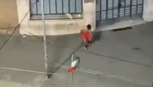 Firenze, straniero irregolare oltraggia il tricolore. Piantedosi: Rimpatriato
