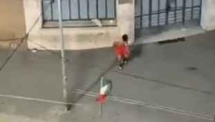 Firenze, straniero irregolare oltraggia il tricolore. Piantedosi: Rimpatriato