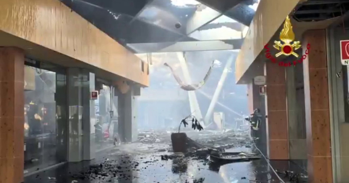 Incendio al centro commerciale Conca d'Oro a Palermo, si spengono ultimi focolai