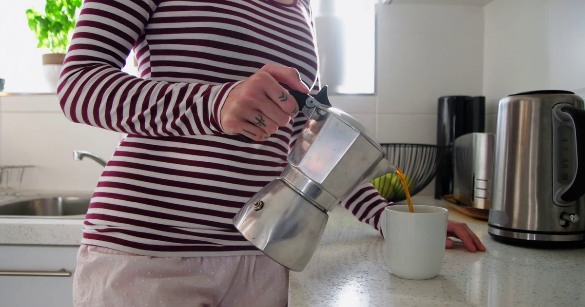 Caffè sempre più caro, gli italiani riscoprono la moka