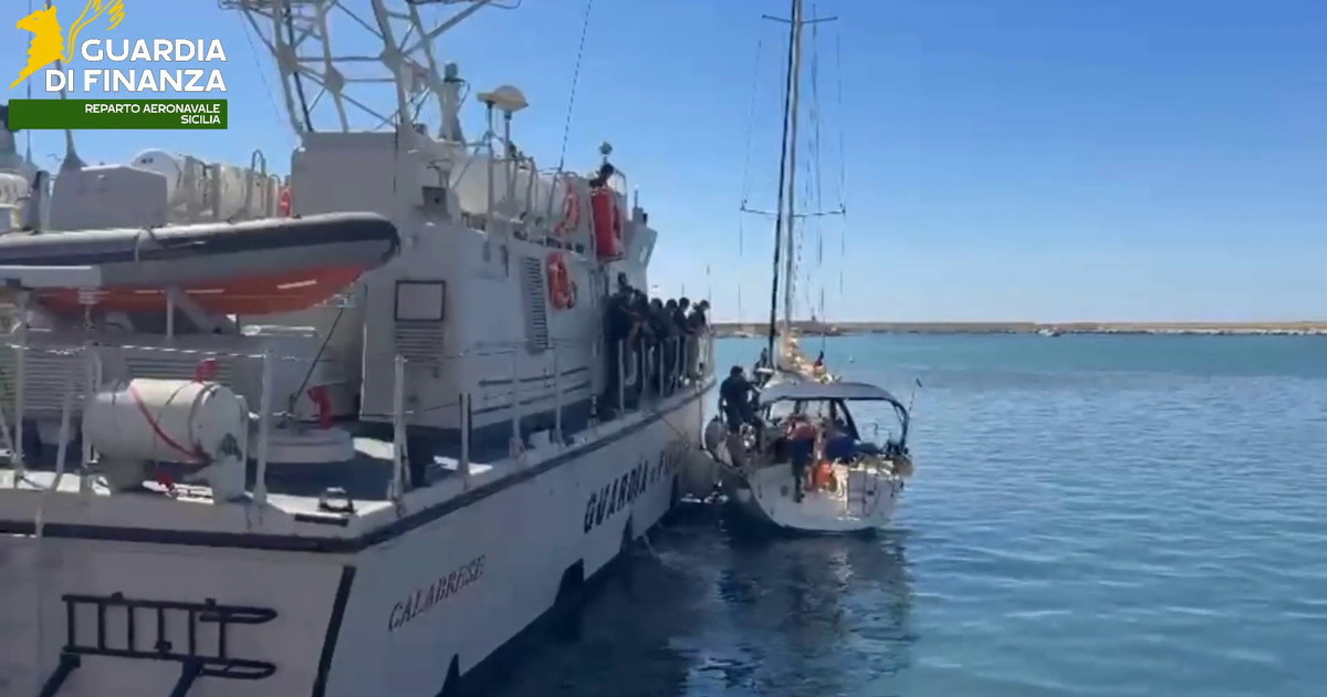 Trapani, nascondeva 8 migranti sulla barca a vela, arrestato