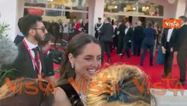 matilde gioli arriva sul red carpet di venezia 83 tra autografi e selfie con i fan da Iltempo.it matilde gioli arriva sul red carpet di venezia 83 tra autografi e selfie con i fan