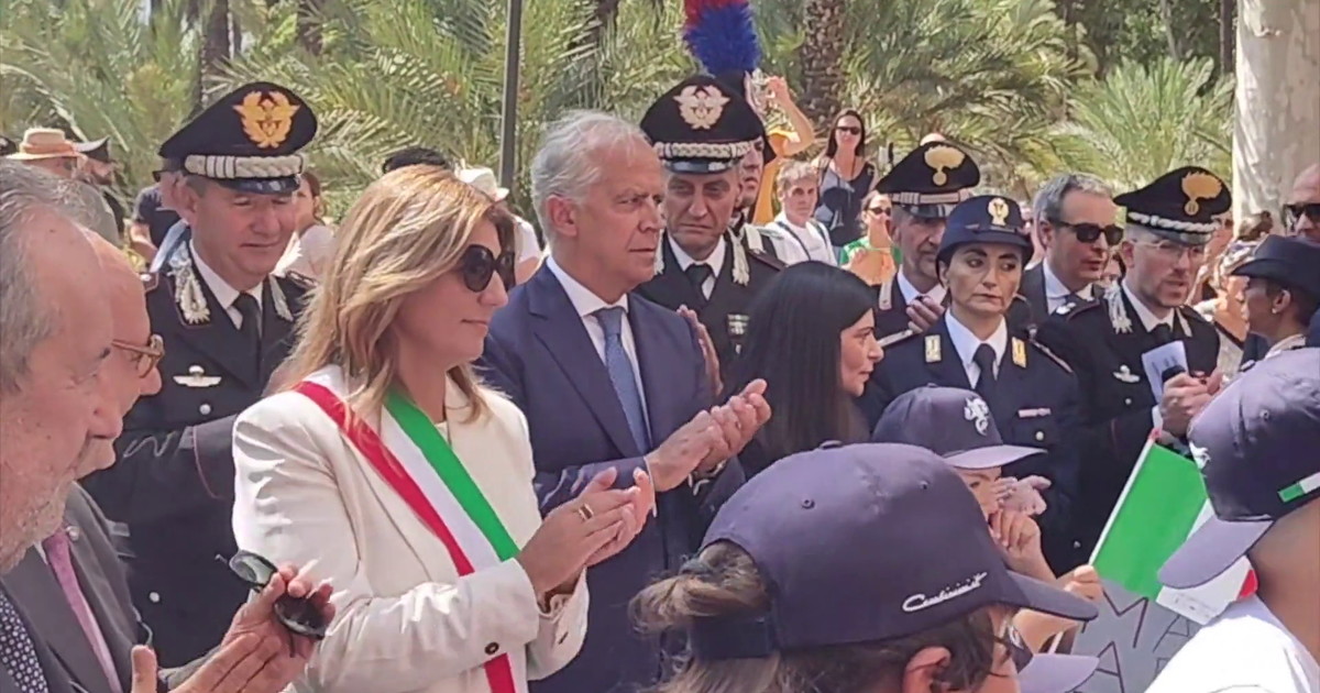 Omaggio floreale dei bambini al cippo di Dalla Chiesa, l'incontro con Piantedosi