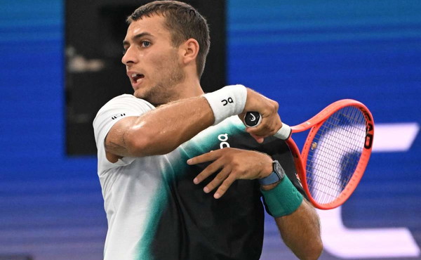 Cobolli rimonta Schoolkate agli Us open, Zverev vince un'altra battaglia