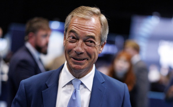 Regno Unito, scandalo finanziamenti esteri in Reform UK: si dimettono due fedelissimi di Farage