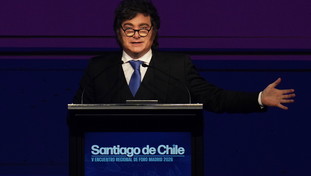 Milei rilancia la sovranità argentina sulle Malvinas. Replica britannica: “Impegno incrollabile”