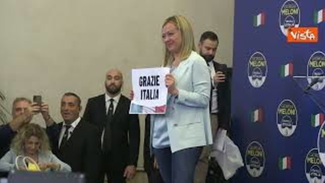 Record durata Governo Meloni, la premier festeggia la vittoria con cartello "Grazie Italia" nel 2022