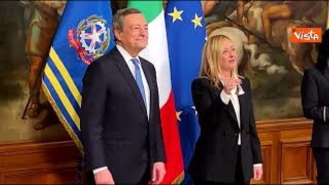 Record durata Governo Meloni, scambio campanella con Draghi dopo giuramento della premier nel 2022