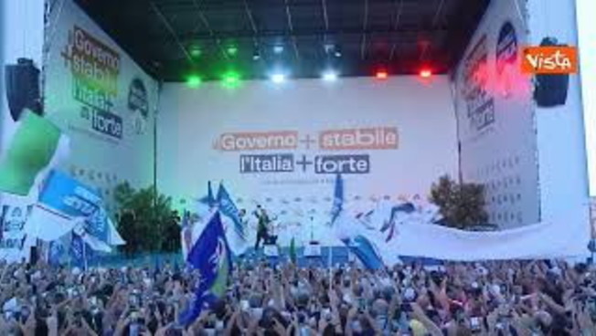 meloni sale sul palco di bari con ma il cielo 232 sempre pi249 blu ovazione dei sostenitori da Iltempo.it meloni sale sul palco di bari con ma il cielo 232 sempre pi249 blu ovazione dei sostenitori