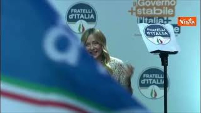 ovazione per meloni sul palco della festa per record durata governo a bari da Iltempo.it ovazione per meloni sul palco della festa per record durata governo a bari