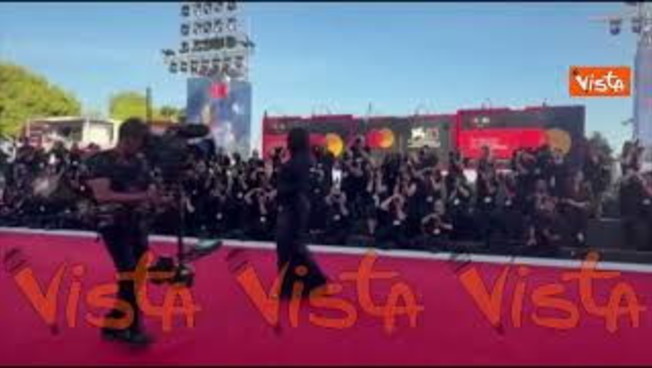 venezia 83 georgina rodriguez sfila in completo blu notte con lunga gonna a sirena e blazer da Iltempo.it venezia 83 georgina rodriguez sfila in completo blu notte con lunga gonna a sirena e blazer