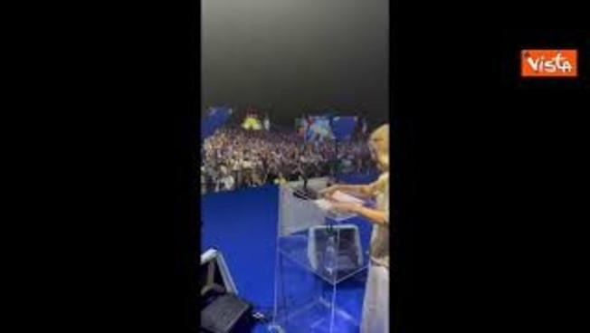 Meloni a Bari per festa record durata Governo, il dietro le quinte sul palco del comizio