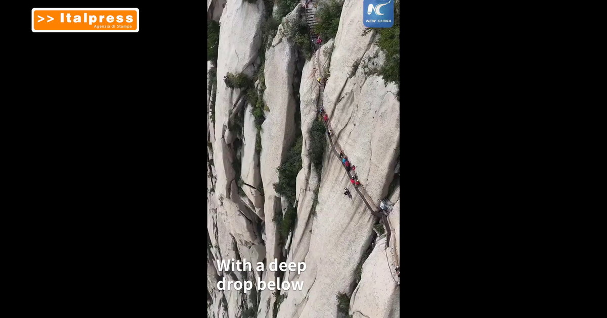 Cina, vigili del fuoco si addestrano nel soccorso con corde sul monte Huashan